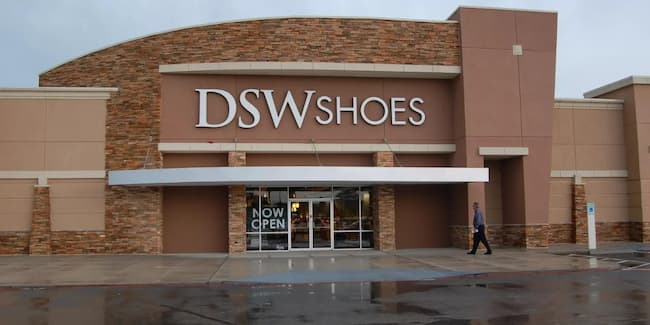  what time does dsw close